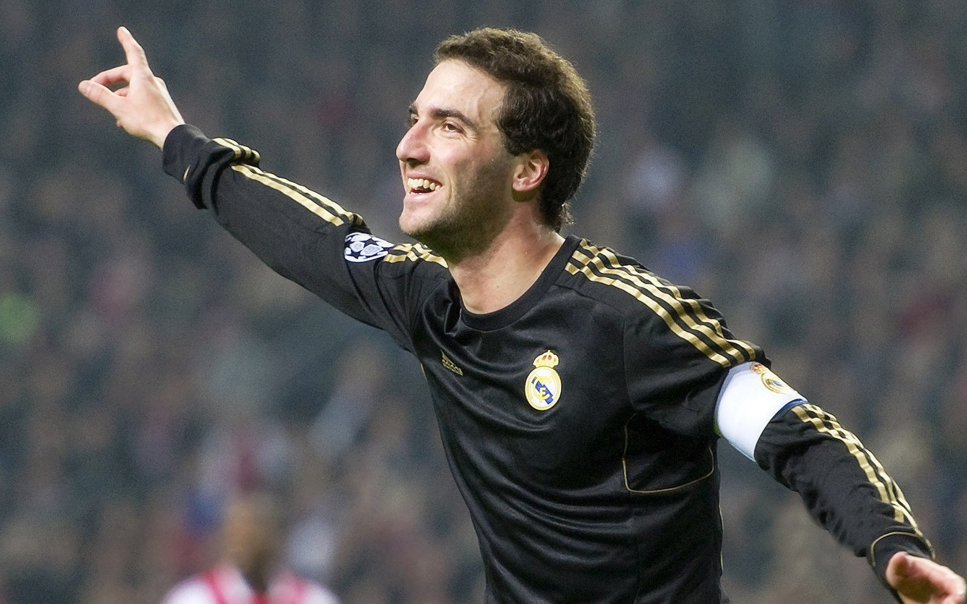 意甲争冠白热化，国际米兰绝杀登顶，AC米兰紧追不舍